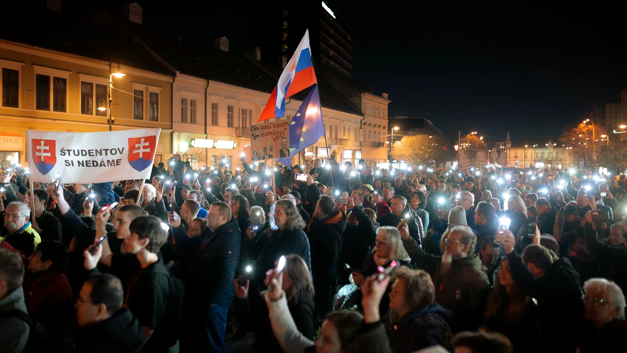Opoziţia slovacă protestează faţă de guvernul populist al premierului Robert Fico