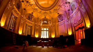 REPORTAJ - Revelion la Palatul Camerei de Comerţ din Bucureşti: Peste 1.000 de persoane au trecut în Noul An pe ritmuri electronice - VIDEO