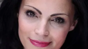 Femeia-cercetător care susţine că şi-a dat demisia de la muncă din pricina frumuseţii sale: 