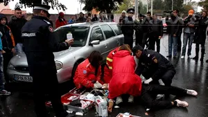 Acţiune de solidaritate cu familia elevului ucis la Craiova, organizată de mai mulţi tineri