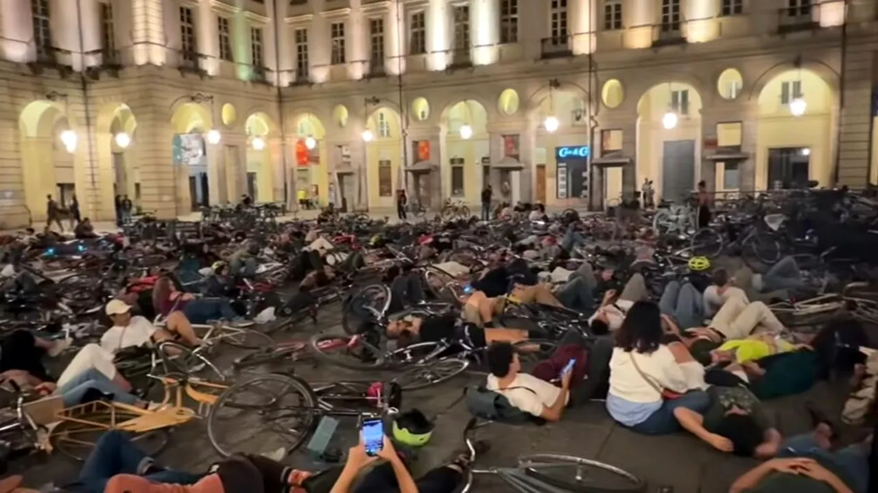 Protest neobișnuit la Torino după moartea unui copil de 7 ani. Zeci de oameni formează în fiecare dimineață o „barieră umană”