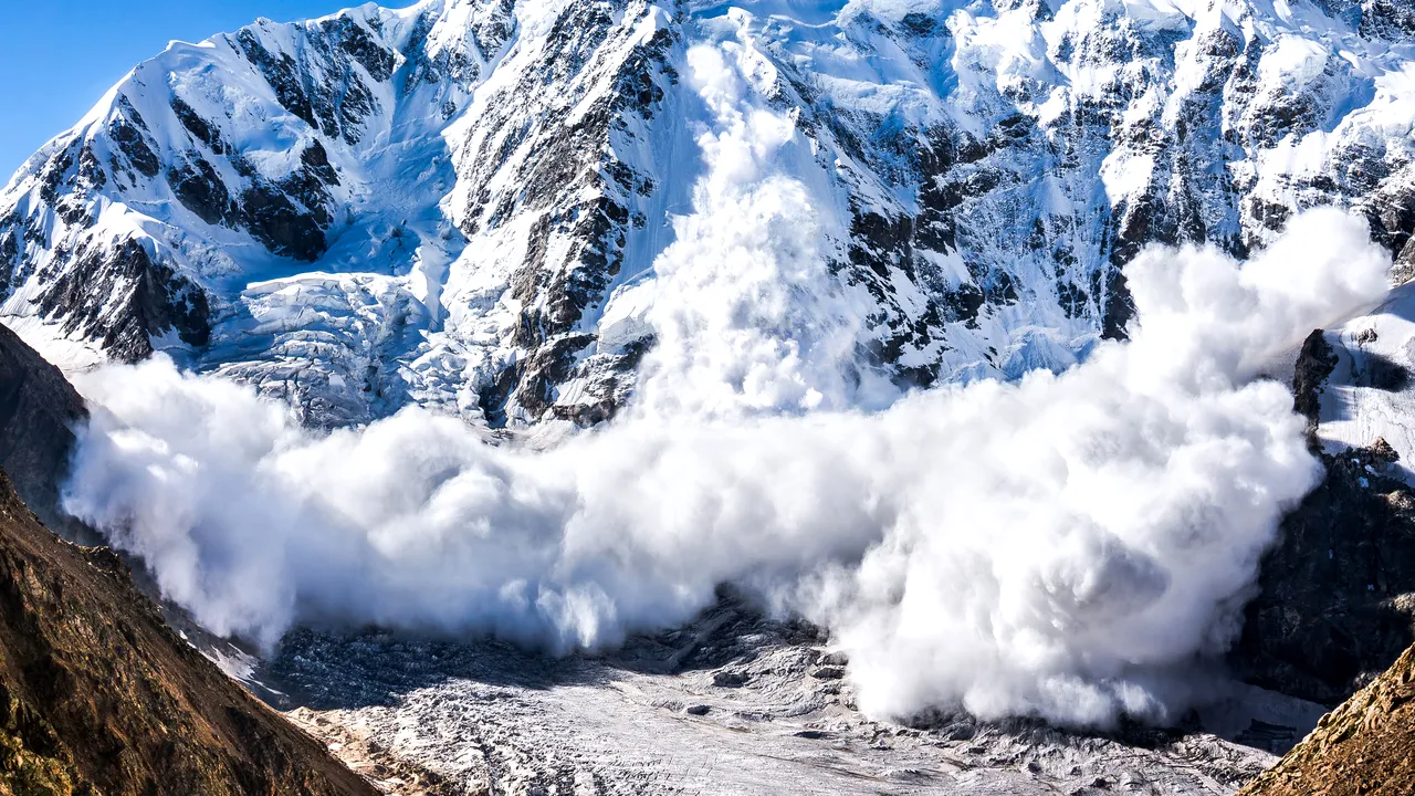 Risc mare de avalanşe în Munţii Făgăraş şi Bucegi, la peste 1800 de metri