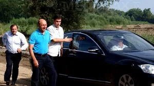 Preşedintele Băsescu, mulţumit de lucrările la podul distrus de inundaţii la Dorneşti