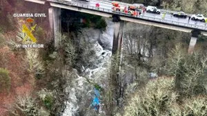 Tragedie în Spania: un autobuz a căzut într-un râu din Galicia, 6 morţi

