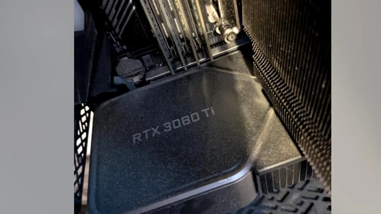A cumpărat o carcasă de PC cu 20 de euro. Ce a găsit în interior valora mii de euro