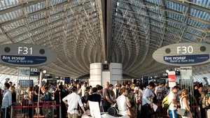 Un grup de algerieni sunt blocaţi de 3 săptămâni în aeroportul Charles de Gaulle. Graniţele au fost închise din cauza tulpinii britanice