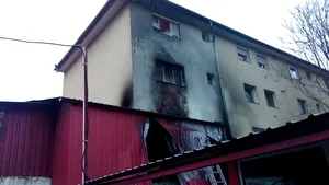 FOTO 20 de persoane au fost evacuate dintr-un bloc în urma unui incendiu la un centru comercial din Arad