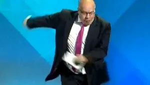 Viral pe internet. Ministrul german al Economiei, Peter Altmaier, cade de pe scena unui eveniment. „Germania se prăbuşeşte”, comentează internauţii