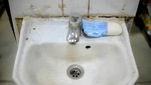 Trei metode simple de a menține scurgerile din casă impecabile fără să chemi un instalator