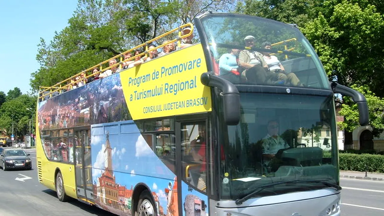 Autobuzul turistic al Braşovului, care zace de cinci ani într-o parcare, va fi scos la licitaţie 