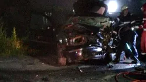 Un mort şi un rănit grav, în urma coliziunii frontale dintre două maşini. Şoferul care a provocat accidentul era băut | FOTO