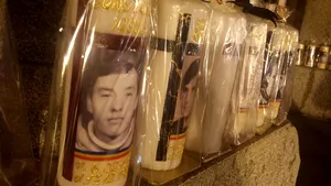 Moment de reculegere în memoria eroilor Revoluţiei, pe treptele Catedralei din Timişoara | GALERIE FOTO