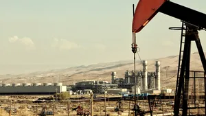 Petrolul scade, în ciuda reducerilor de producţie anunţate de OPEC +