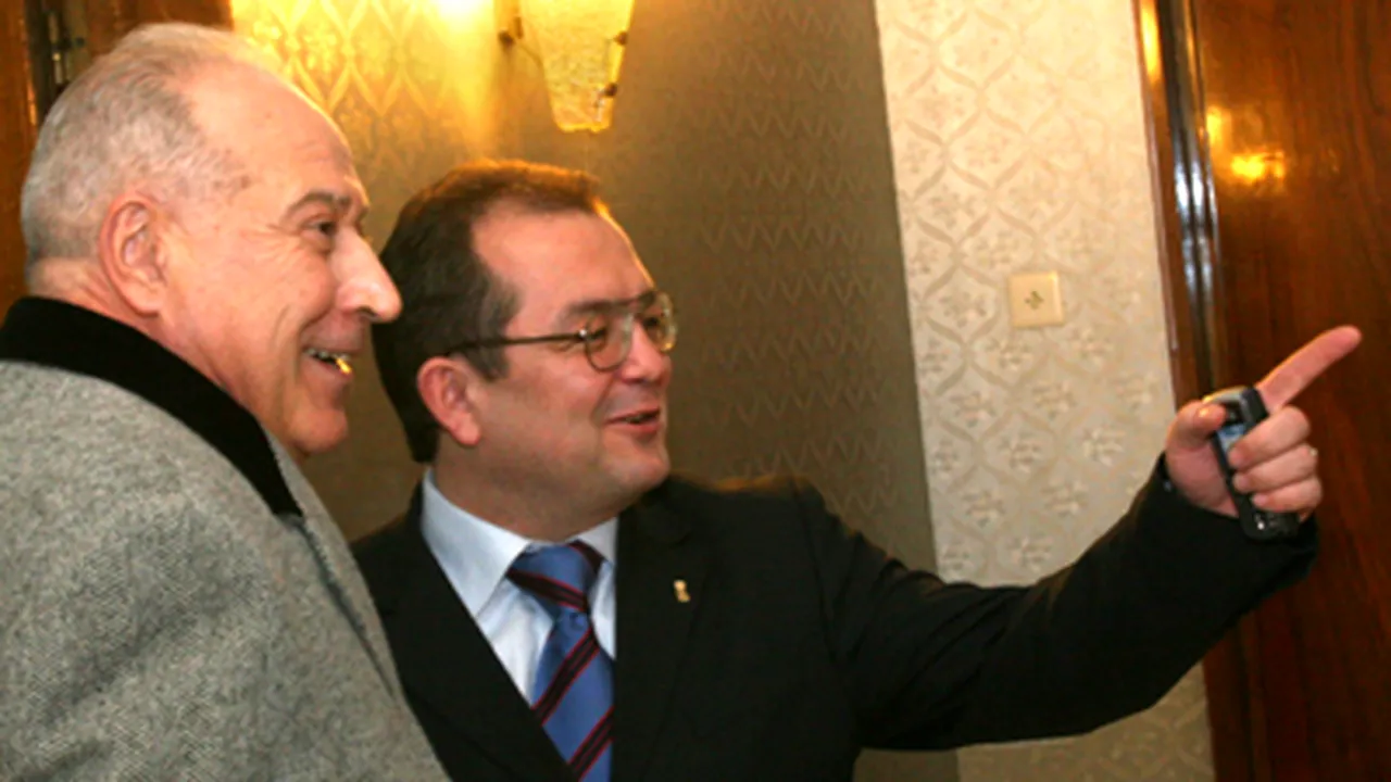 Voiculescu îl ameninţă cu Justiţia pe Boc