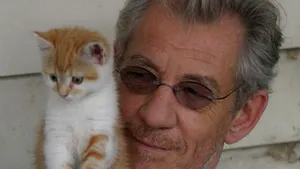 Ian McKellen îi îndeamnă pe toţi actorii gay să îşi dezvăluie orientarea sexuală