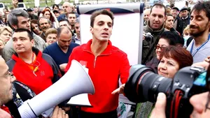 Peste 300 de persoane au protestat alături de Mircea Badea şi de Victor Ciutacu la CNA