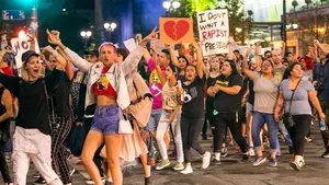 Mii de americani au ieşit pe străzi să protesteze faţă de victoria lui Donald Trump. Madonna şi Cher, printre protestatari: 