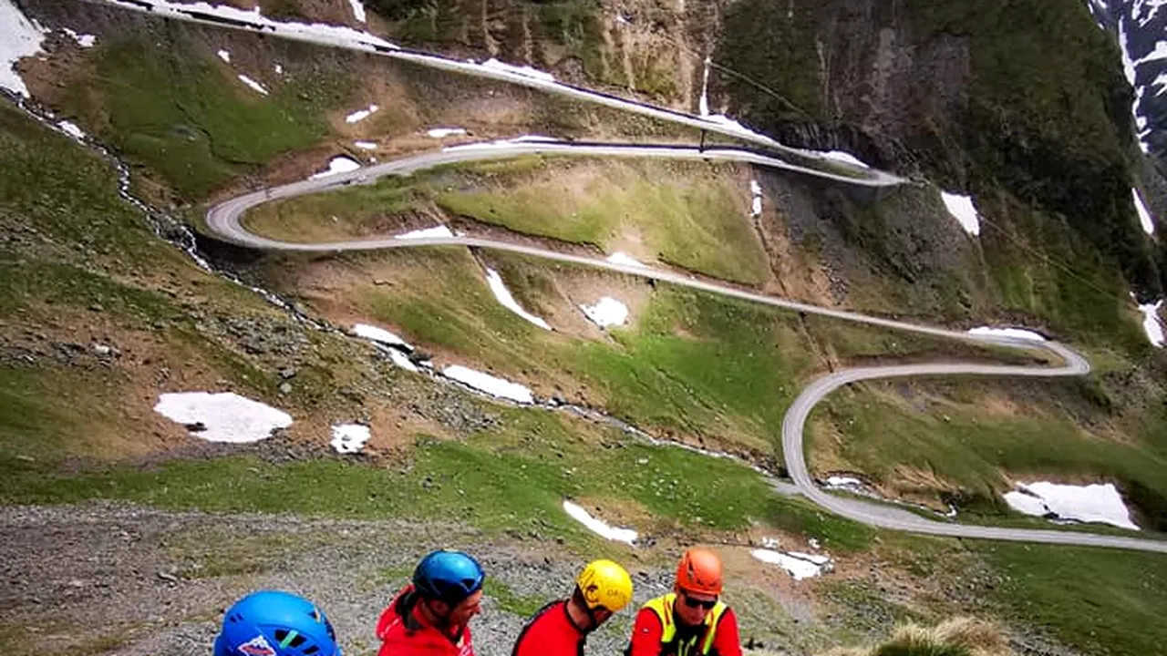 Incident lângă Transfăgărăşan: o persoană a căzut de la înalţime după ce a alunecat pe zăpadă