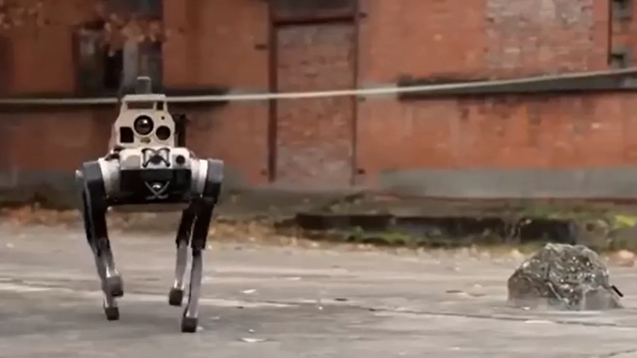 Chinezii au testat roboți-câini de luptă care operează autonom ca o „haită de lupi”