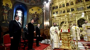 Iohannis şi soţia au asistat la Slujba Învierii din balconul Palatului Patriarhiei