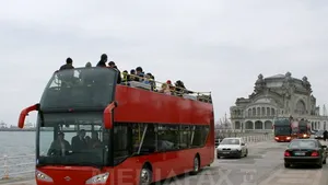 1 MAI LA MARE: Turiştii se vor putea plimba cu autobuzele etajate. Care este preţul biletelor
