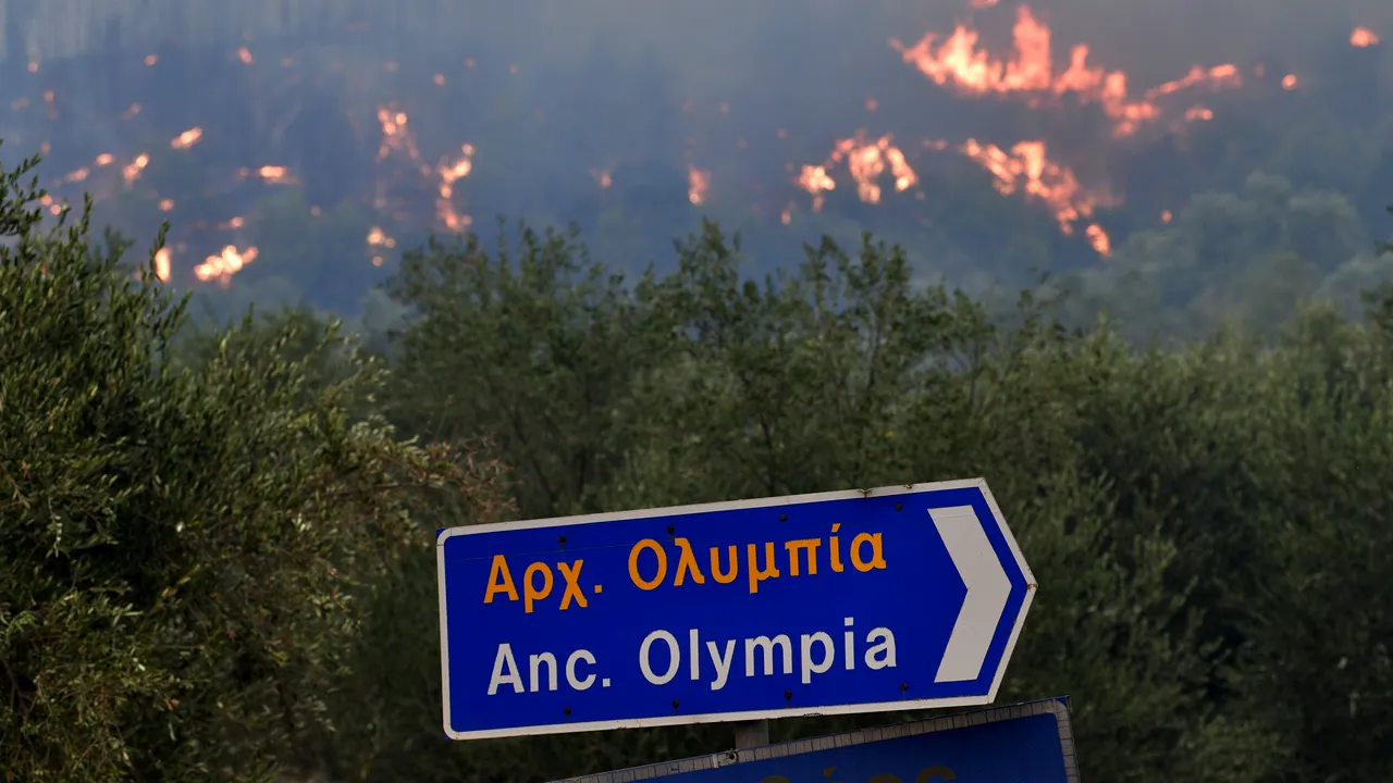 Ajutor pentru Grecia, cuprinsă de incendii puternice. România trimite peste 100 de pompieri şi 23 de autospeciale