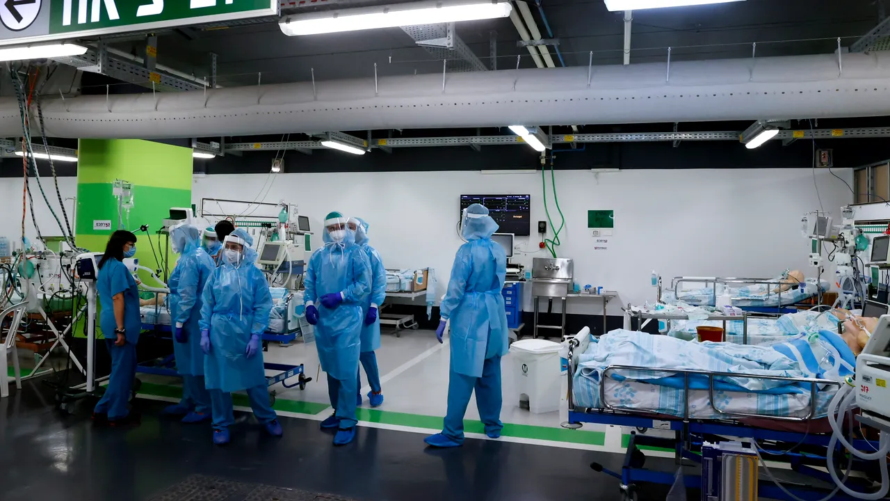 Israel tratează bolnavii de Covid-19 într-o parcare subterană transformată în spital de ultimă generaţie. Un nou val record de îmbolnăviri a fost raportat miercuri