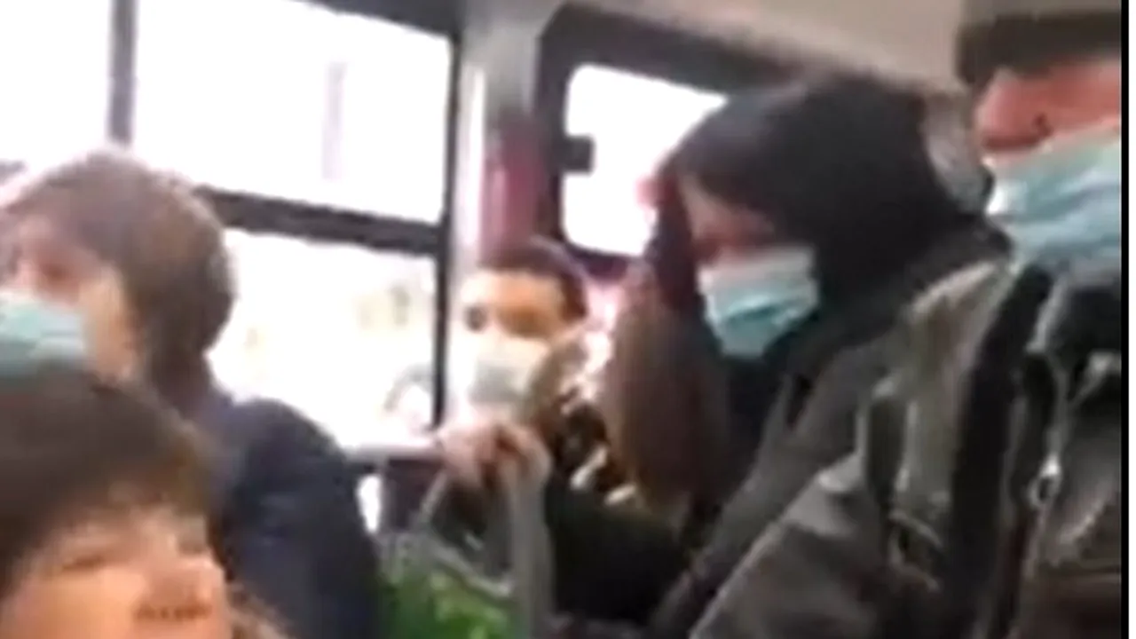 Scandal într-un autobuz din Iaşi. Un bărbat cu masca sub nas a lovit o femeie pentru că aceasta nu purta corect masca de protecţie 