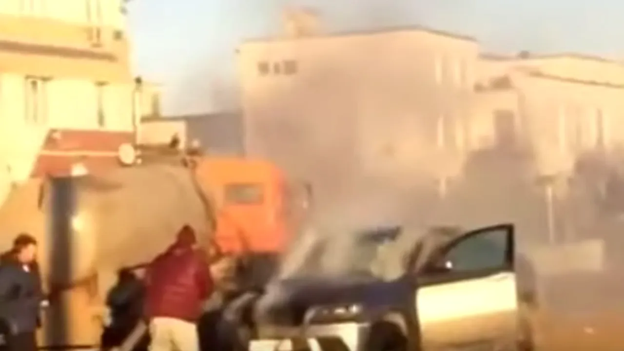 VIDEO | Soluţie neobişnuită. Un BMW în flăcări a fost stins cu... vidanja