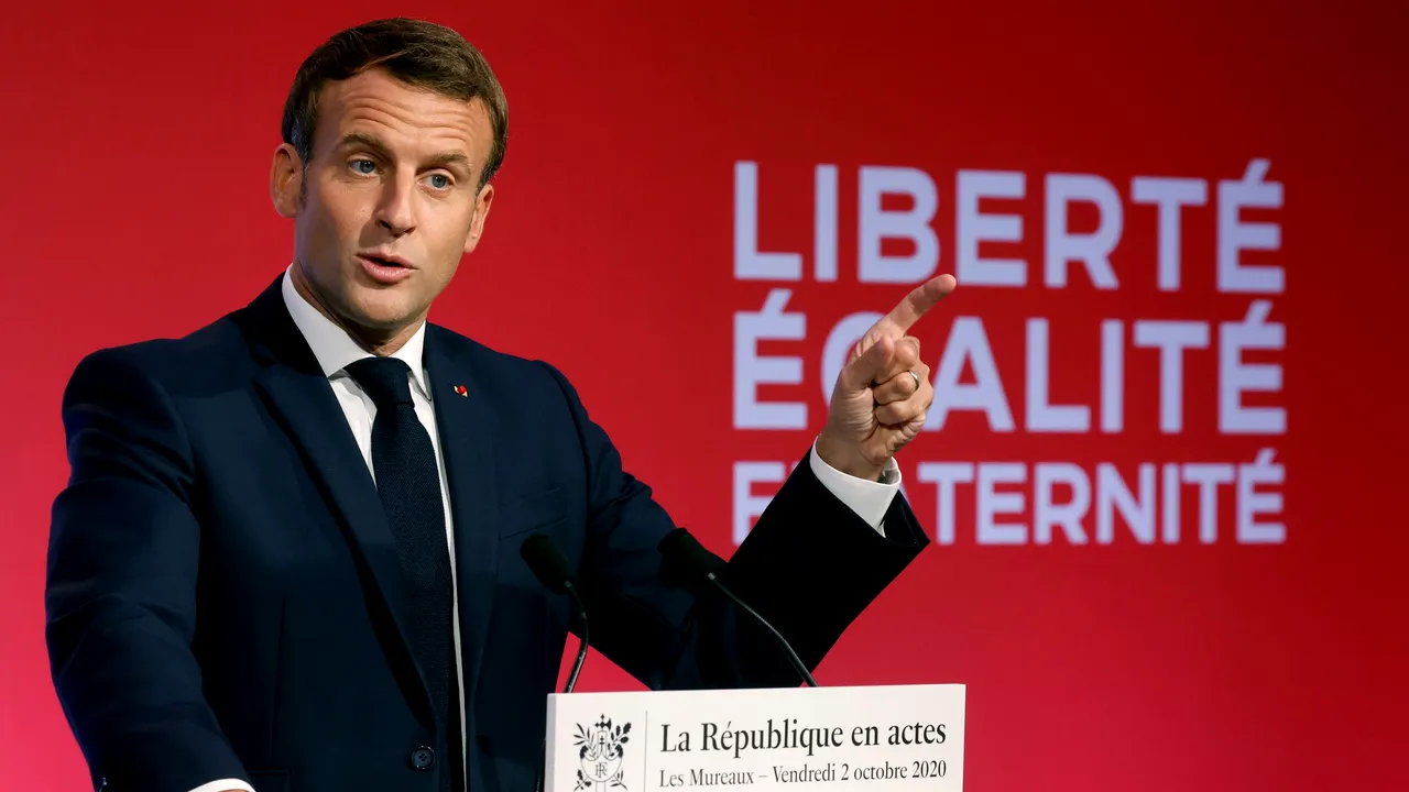 Emmanuel Macron şi-a prezentat strategia de combatere a radicalizării islamice. Preşedintele francez propune legi controversate
