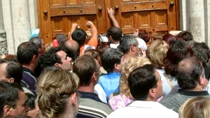 Tinerii moldoveni stau la coadă pentru bursele oferite de statul român