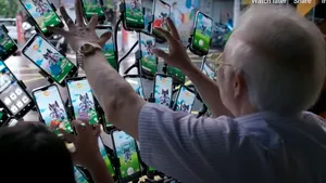 Incredibilul bunicuţ Pokemon Go: joacă pe 64 de telefoane simultan