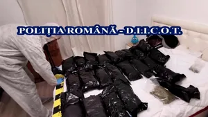 VIDEO. Doi bărbaţi, prinşi în flagrant când încercau să vândă 15 kilograme de cannabis