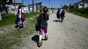 O elevă a fost agresată sexual în curtea şcolii de un muncitor care lucra la introducerea reţelei de apă şi canalizare