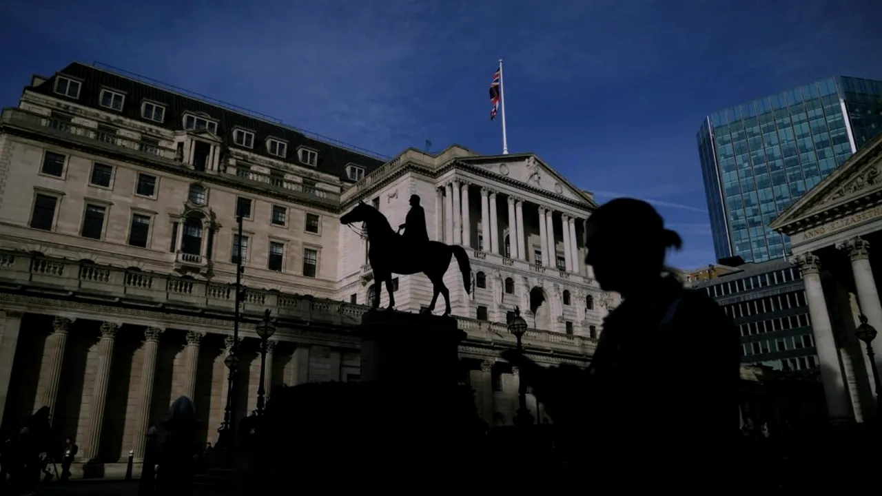 Banca Angliei reduce ratele dobânzilor pentru a împiedica încetinirea economiei britanice să se transforme într-o recesiune