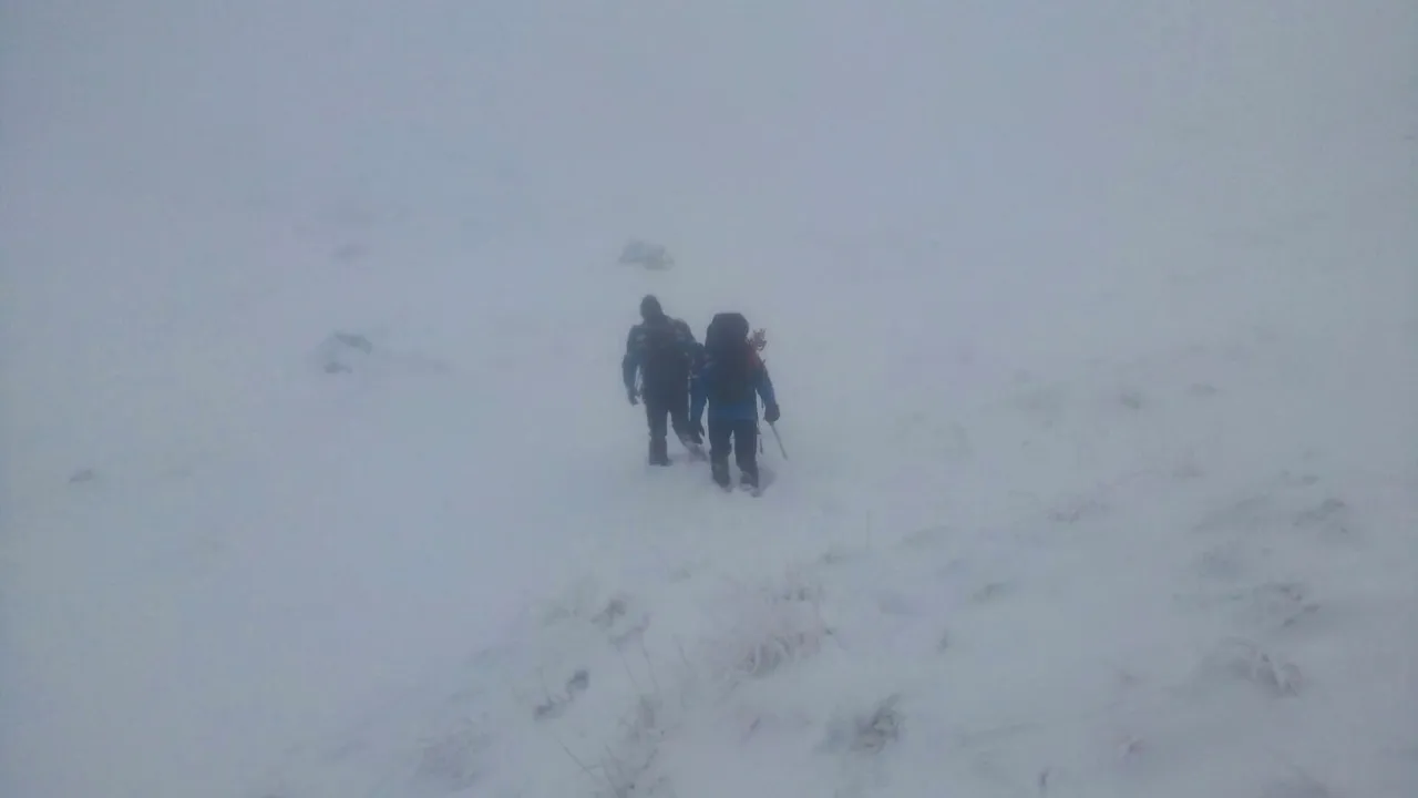 UPDATE: Turistul străin care s-a rătăcit în Munţii Ţarcu, recuperat de salvamontişti în viaţă