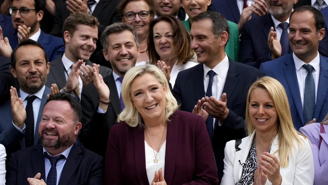 Parlamentarii francezi vor o anchetă privind presupusa finanţare a partidelor de către Rusia. Marine Le Pen este vizată