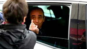 Politicianul francez Eric Zemmour, care se vrea preşedintele Franţei, a făcut un gest obscen
