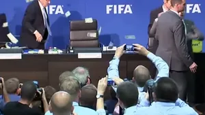 Actorul care a aruncat cu bancnote spre Blatter spune că banii respectivi nu erau falşi