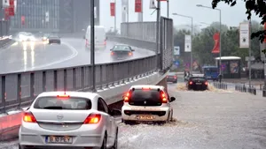 Stroe: Poliţia poate închide drumuri. Trebuie curăţate canale pentru a nu avea Veneţia în Bucureşti
