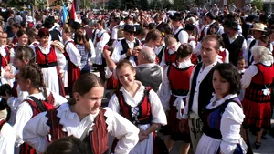 Câteva mii de persoane, la Festivalul ”O mie de fete secuience” din Harghita - GALERIE FOTO