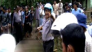 Imagini şocante surprinse în Indonezia. Membri ai unei secte religioase linşaţi de musulmani