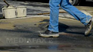 Craiovenii, îndemnaţi să fotografieze gropile din carosabil şi să sesizeze Primăria să le plombeze: “Ai văzut o groapă, spune unde e!” 