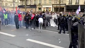 Poliţia din Paris a intervenit cu gaze lacrimogene în timpul manifestaţiei privind reforma pensiilor