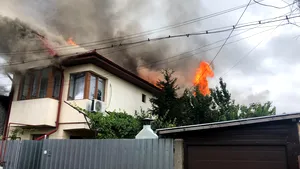 Incendiu de proporţii în Capitală, la case şi anexe. Pompierii intervin de urgenţă FOTO VIDEO 