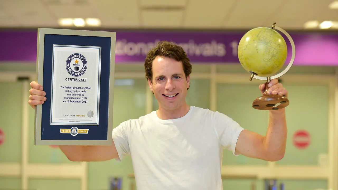 În jurul lumii pe două roţi. Recordul stabilit de Mark Beaumont cu trei ani în urmă