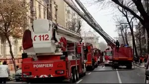 Incendiu puternic în Bucureşti. Foc izbucnit la mansarda unui bloc de locuinţe din centrul Capitalei/ UPDATE: Un om a murit - FOTO