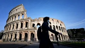 Numărul deceselor cauzate de coronavirus şi cazurile noi în scădere, în Italia 
