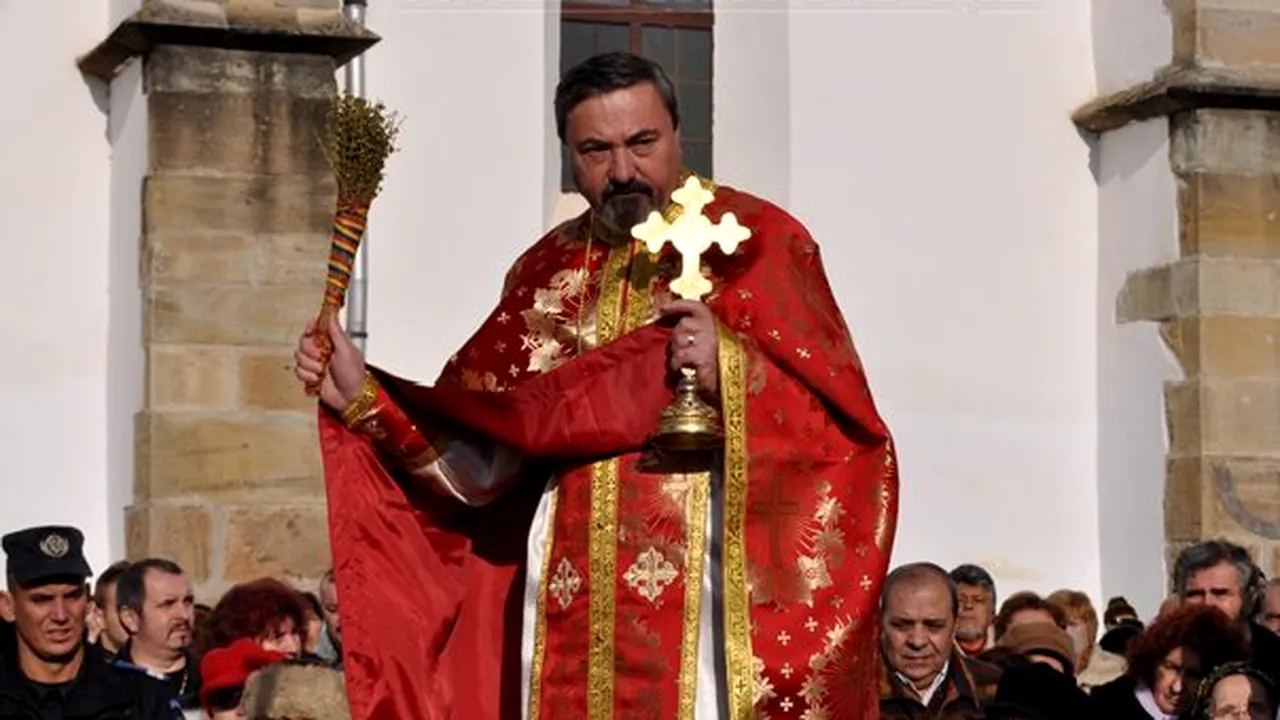 Mii de credincioşi s-au înghesuit pentru apa sfinţită în ziua de Bobotează
