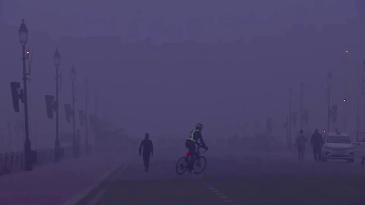 Ceaţă foarte deasă în regiunile nordice ale Indiei. Peisajul din New Delhi pare ireal
